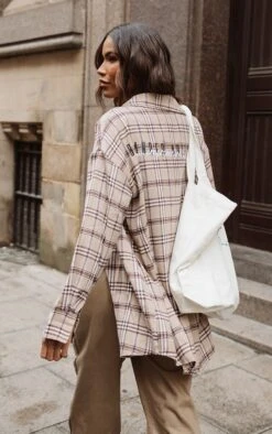 PRETTYLITTLETHING Chemise Crème Imprimé Carreaux à Slogan Dans Le Dos