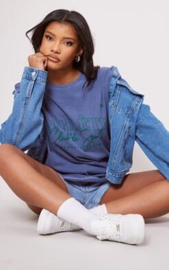 PRETTYLITTLETHING T-shirt Bleu Délavé Imprimé Athlete