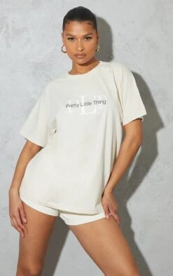 T-shirt Oversized Beige à Slogan PRETTYLITTLETHING