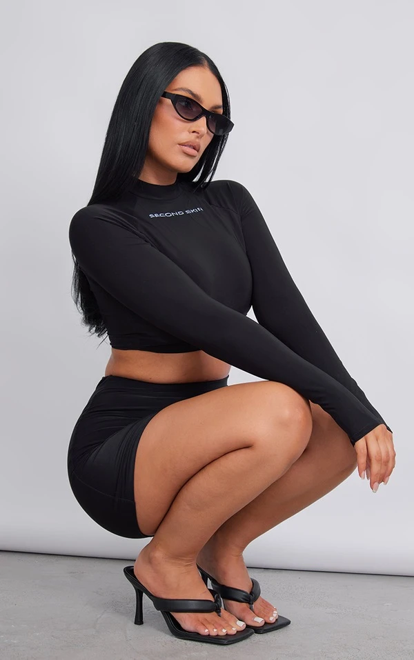 Crop Top Moulant Noir à Col Montant Et Imprimé 3 Crop Top Moulant Noir à Col Montant Et Imprimé