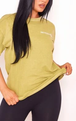 PRETTYLITTLETHING T-Shirt Vert Olive Délavé à Logo Imprimé -Logic || Zero Soldes Magasin 3e4e4b57b51b7d4b8dc8e590e6156f722f7a91ab cne3353 4