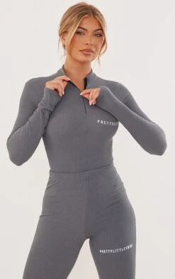 Logic PRETTYLITTLETHING Body Gris Anthracite Côtelé Crêpé à Demi-zip