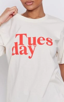 PRETTYLITTLETHING T-shirt Crème Imprimé Tuesday -Logic || Zero Soldes Magasin 45e7f0840a89e0df631d86b2e00a37223bfbe3fe cnd8219 4