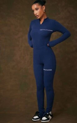 Logic PRETTYLITTLETHING Body Côtelé Bleu Marine à Demi-zip Et Imprimé -Logic || Zero Soldes Magasin 4ebaf1ec61c2568e2766a601c687ea7c2cdc9817 cnb5524 3