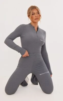 Logic PRETTYLITTLETHING Body Gris Anthracite Côtelé Crêpé à Demi-zip -Logic || Zero Soldes Magasin 58a6ba0810d76f14652bb6c1a42b3ceef453626c cnb5523 3