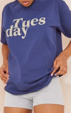 PRETTYLITTLETHING T-shirt Bleu Marine Imprimé Tuesday -Logic || Zero Soldes Magasin 5d70f3d0b4ce08a472eb6d14b9fca65dee1f1dbe cnd8220 4