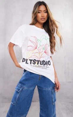 PRETTYLITTLETHING T-shirt Blanc Imprimé "Studio" -Logic || Zero Soldes Magasin 84af04e19c7e273f20068c53e2da89347f971f97 cne6039 3
