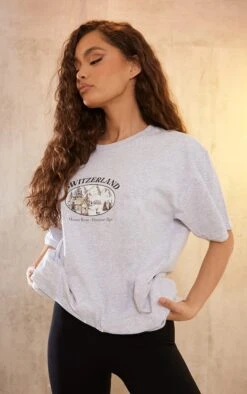 PRETTYLITTLETHING T-shirt Gris à Mini Slogan Switzerland