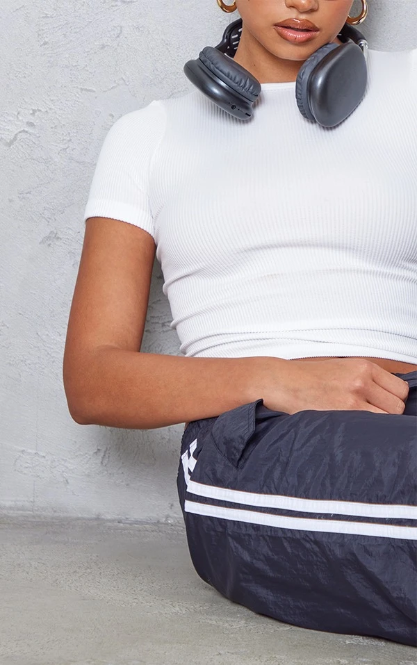 T-shirt Long Côtelé Blanc à Détail Contours 6 T-shirt Long Côtelé Blanc à Détail Contours – Image 4