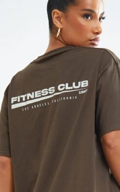 PRETTYLITTLETHING T-shirt Chocolat Imprimé Fitness Club -Logic || Zero Soldes Magasin 952f3e0cd5ec1ddcb54bced73f230a027b43d9c8 cnd7962 4