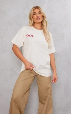 PRETTYLITTLETHING T-shirt Crème Imprimé Poolside -Logic || Zero Soldes Magasin 9e7449189c47fe0e3e0582fae66ea0dd9609dd8e cnd7957 4