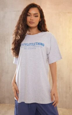 PRETTYLITTLETHING T-shirt Gris Cendré Imprimé Digital