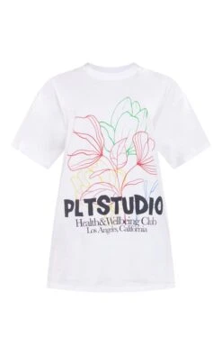 PRETTYLITTLETHING T-shirt Blanc Imprimé "Studio" -Logic || Zero Soldes Magasin ae4afb688f668ba0fe52db3524a0f5fcb5224f24 cne6039 5