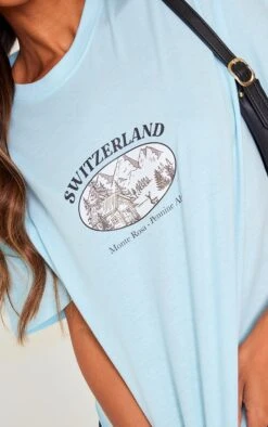 PRETTYLITTLETHING T-shirt Bleu Clair à Petit Imprimé Switzerland -Logic || Zero Soldes Magasin c20a962c3cc2ef1a6988d2f62f861cf744e1ca2d cne6025 4