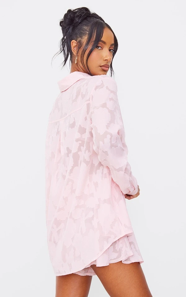 Chemise Oversize Rose Pastel Transparente Fleurie Texturée à Manches Longues 4 Chemise Oversize Rose Pastel Transparente Fleurie Texturée à Manches Longues – Image 2