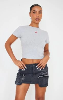 PRETTYLITTLETHING T-shirt Ajusté En Coton Gris Cendré à Manches Courtes Et Slogan Brodé