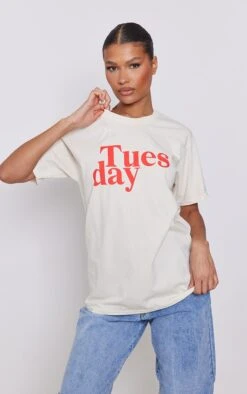 PRETTYLITTLETHING T-shirt Crème Imprimé Tuesday