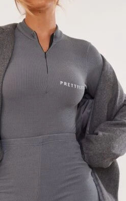 Logic PRETTYLITTLETHING Body Gris Anthracite Côtelé Crêpé à Demi-zip -Logic || Zero Soldes Magasin e2d43e366344263b129adf77ec70c209959d0cf5 cnb5523 4