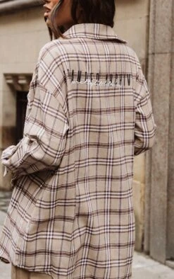 PRETTYLITTLETHING Chemise Crème Imprimé Carreaux à Slogan Dans Le Dos -Logic || Zero Soldes Magasin e9d8c3e976da8e2993544c919a255534e35b4b79 cmq0719 4