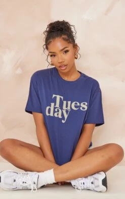 PRETTYLITTLETHING T-shirt Bleu Marine Imprimé Tuesday