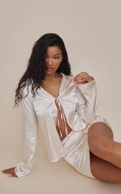 Chemise Longue Satinée Champagne Nouée Devant à Col