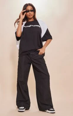 PRETTYLITTLETHING T-shirt Noir à Imprimé En Relief